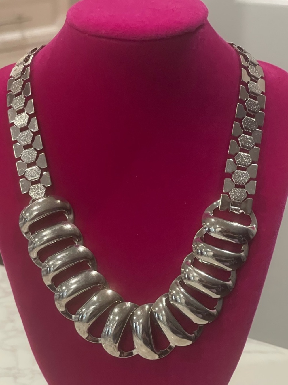 Vintage 1960s Modernist Silver Tone Ribbon Bib Collar Necklace